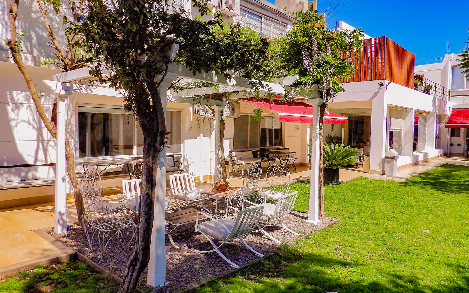 Pérgola y terraza exterior